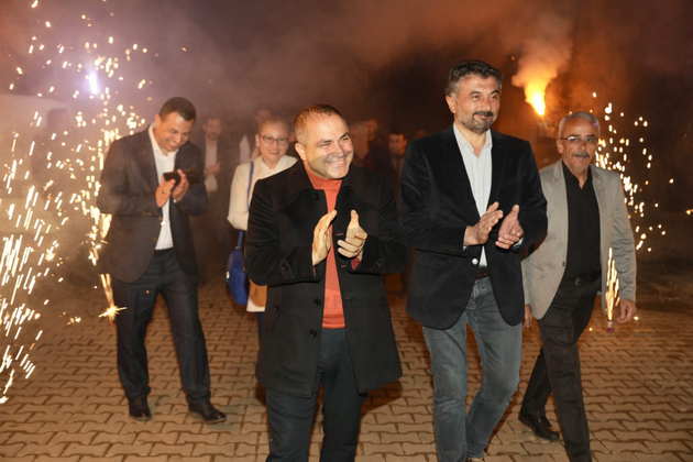 Ali Uçak Sarıgöl’de meşale ve sloganlarla karşılandı 