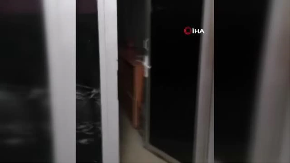 Akhisar'da Sağanak: Sokaklar Göle Döndü, Birçok Bina ve İş Yerini Su Bastı