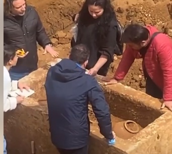 Afyon Dinar Tokiler de Lahit Mezar Bulundu