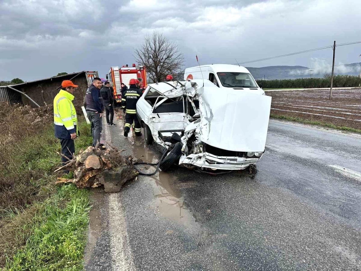 kamyonla otomobil kafa kafaya çarpıştı: 2 ölü