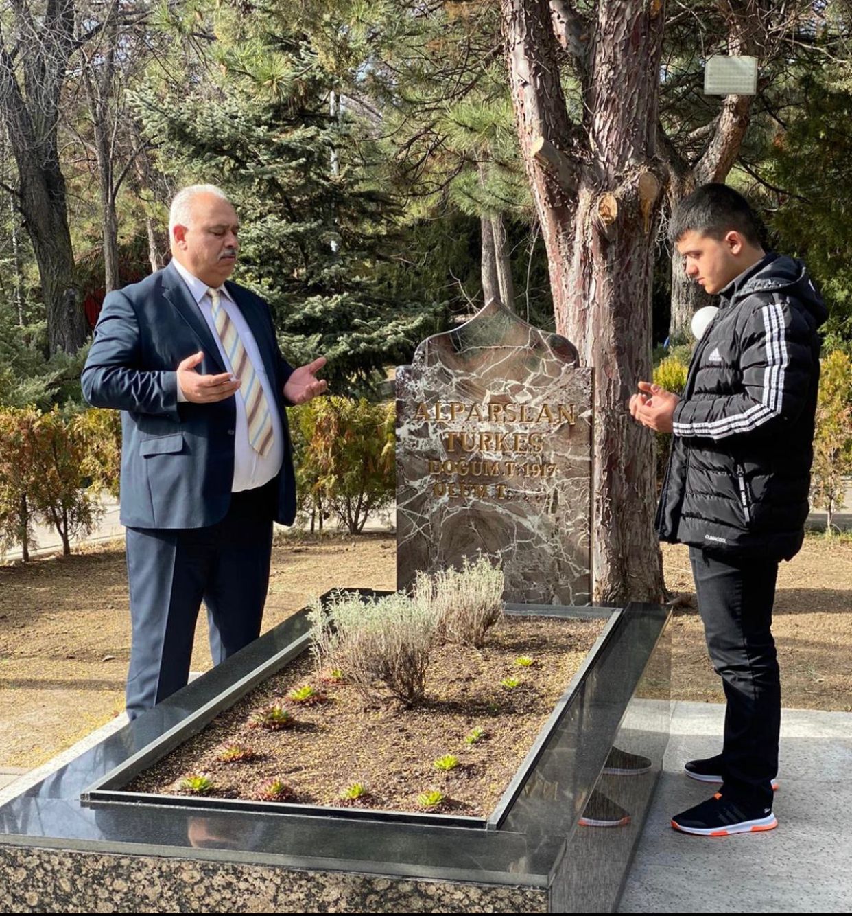 MHP Akhisar İlçe Başkanı Ahmet Namal Alparslan Türkeşi Andı.